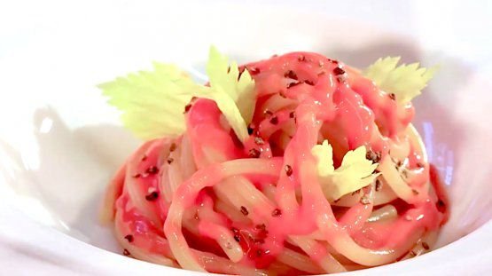 Spaghettone tiepido mantecato in brodo di pesce alla brace con salsa di pomodoro crudo, sedano e zenzero, Carlo Cracco e Luca Sacchi
