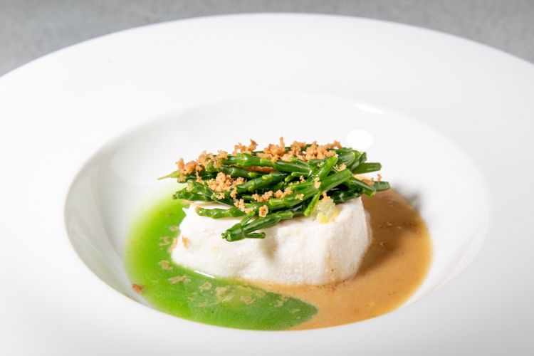 Morone alla mugnaia, asparagi di mare, bottarga di tonno rosso e limone di Sorrento