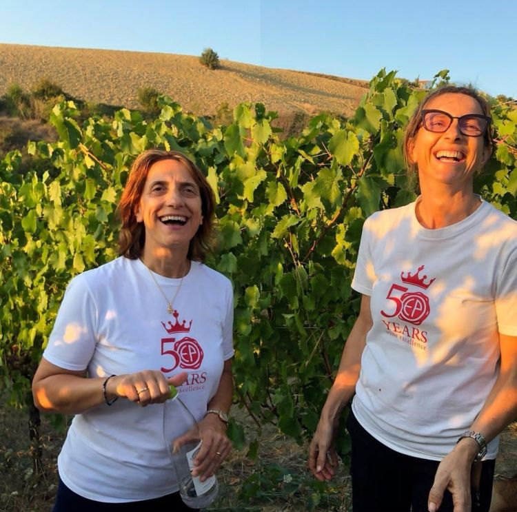 Daniela Pepe e Sofia Pepe, figlie di Emidio. La prima si occupa dell’amministrazione, la seconda ha affiancato il padre in cantina e nel vigneto, raccogliendone il testimone e passandolo nel 2020 alla nipote Chiara. Tra i meriti di Sofia quello di aver introdotto la biodinamica in azienda, quasi 20 anni fa