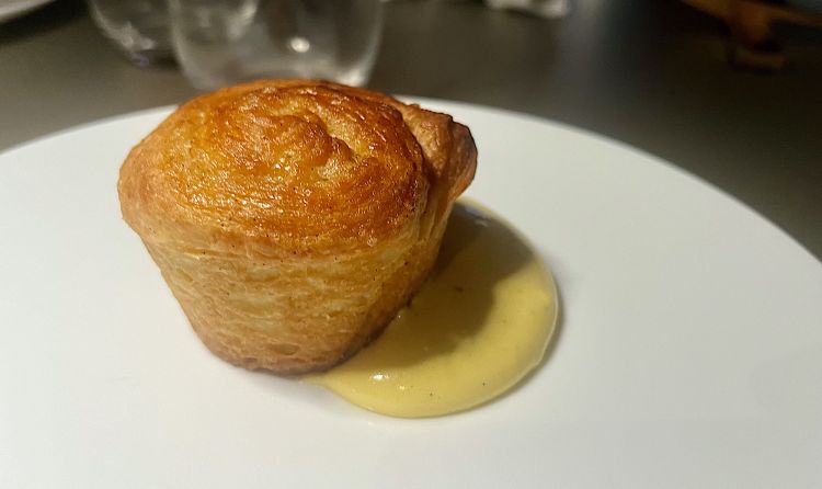 La Torta di rose con zabaione, a cura di Identità Golose Milano. Servita tiepida, ricca di aroma, era una degnissima conclusione di menu
