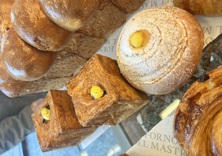 Al forno Del Mastro anche croissant sfogliati benissimi. Il cubico si chiama Baronetto ed è un omaggio al cuoco piemontese del Cambio, che l'ha inventato