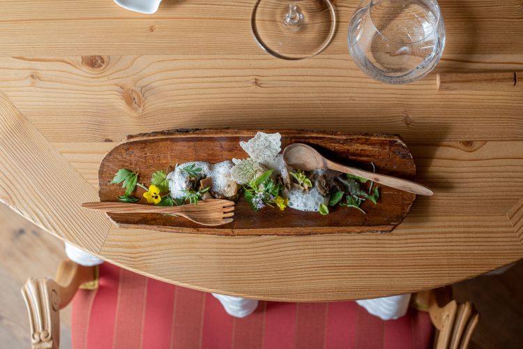 Bosco, ovvero funghi e lumache con gelato all'aglio ursino e spuma di sottobosco
