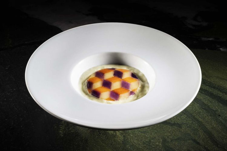 Polpettone, bagnetto verde, patate, porri e prugne
Un polpettone trompe l'oel, di carne di manzo e maiale, cotto volutamente un po' rosa e nascosto sotto a un velo di patate (gialle, viola, americane) in carpione. C'è anche uno strato di bagnetto verde classico e del porro brasato con prugne secche. E' la restaurazione sotto nuove spoglie di due piatti tradizionali di origini istriana: polpettone con salsa verde e gnocchi con le prugne