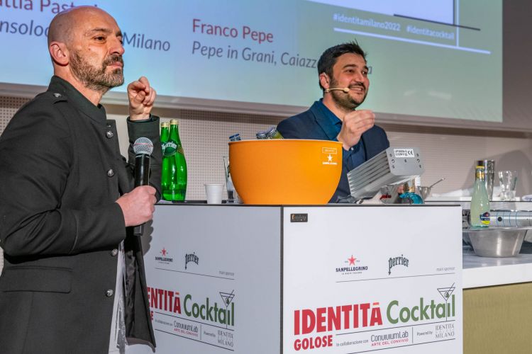 Il giornalista Andrea Cuomo e il bartender Mattia Pastori
