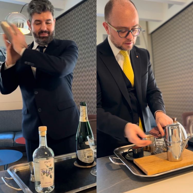 Il principio e la fine del menu degustazione "Il Priore", dedicato a Gabriele D'Annunzio. 
A sinistra, Andrea Gardin shakera Alto Garda - La Busa, un cocktail che riassume nel nome quella fossa naturale (la "busa", appunto) che comprende Torbole, Arco, Dro e Riva del Garda. Il Vate non disdegnava l'acquavite, qui unita a sciroppo di zucchero con succo di limone, purea di prugne e susine di Dro, e Trento Doc

A destra, il maitre Carlo Chinelli prepara come atto conclusivo il caffè forte dalla cuccuma napoletana, amata dal nostro scrittore. Il ristorante di Peter Brunel esprime una enorme passione per il caffè: si può ordinare preparato con Syphon, Kemex, caffettiera francese, moka, cuccuma, caffè turco ed espresso, 7 splendide estrazioni
