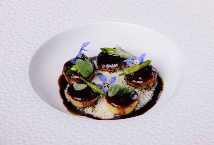 Gnocchi
Gnocchi alla piastra, ripieno di maialino, fondo, aglio orsino e un leggero tocco di blu di capra. La tecnica emerge nel contrasto tra consistenze, con la nota sapida del formaggio utilizzata con misura