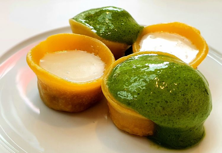 Piemonte: Bollito con cren e salsa verde, in un tortello