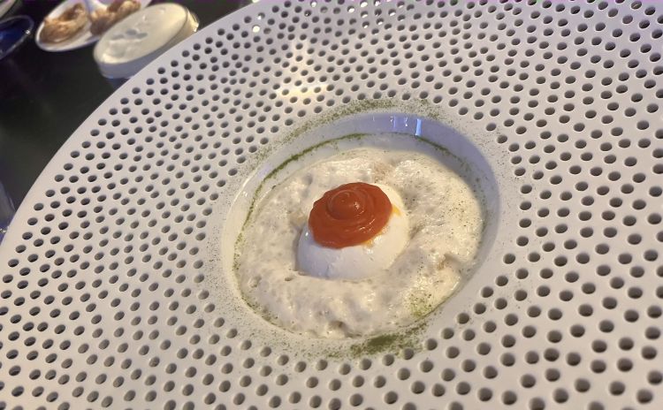 Antipurgatory
Poached egg, cooked at low temperature with tomato, oyster air, oysters and bread. It is a reinterpretation of the traditional Neapolitan Uova al purgatorio (also called uovo dei poverielli)
