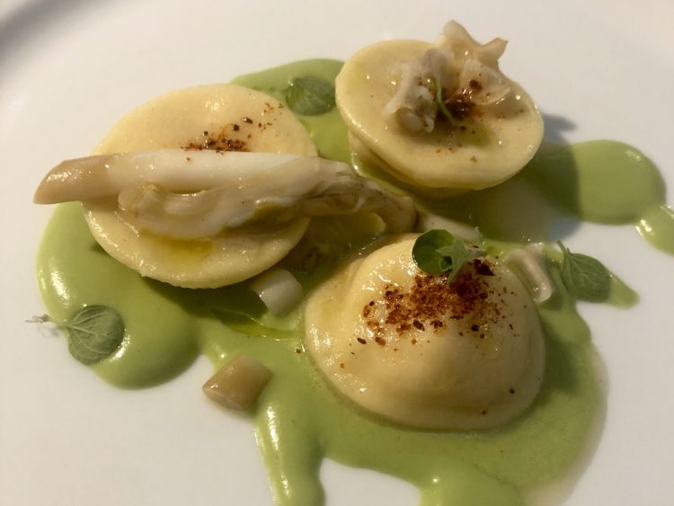 Bottoncini di ricotta e 'nduja con asparagi e cannolicchi