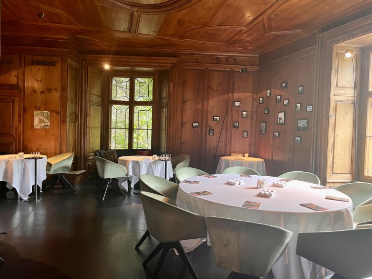 La sala principale del ristorante del Castello. I menu degustazione costano 240, 265 e 280 franchi svizzeri per 3, 4 o 5 portate. Per trovare un tavolo occorre prenotare con mesi in d'anticipo

