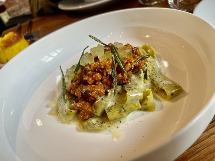 Tagliatella 30 tuorli aroomatizzata al rosmarino, bolognese di noci, burro acido al limone, rosmarino croccante. Fa-vo-lo-so