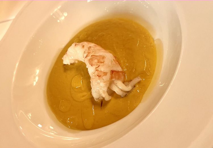 Langoustine and hazelnut
It looks like chickpea purée with prawns but it is not because the purée is of hazelnuts, an intense flavour that invades the langoustine in the centre with taste and sweetness
