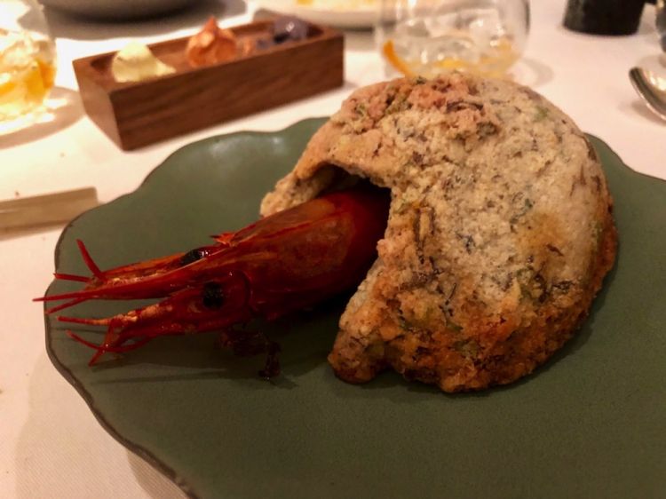 Belcanto: Carabineiros, second service: head cooked at the table, under a crust of salt and seaweeds. Eat this with your hands