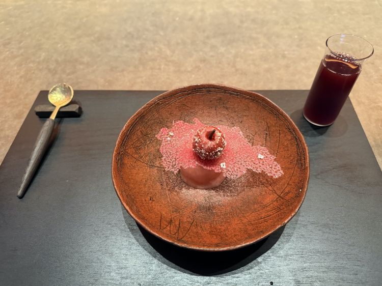 Un drink di prugna sour e un lavoro attorno al biancospino in più consistenze, con salsa al tè jasmine