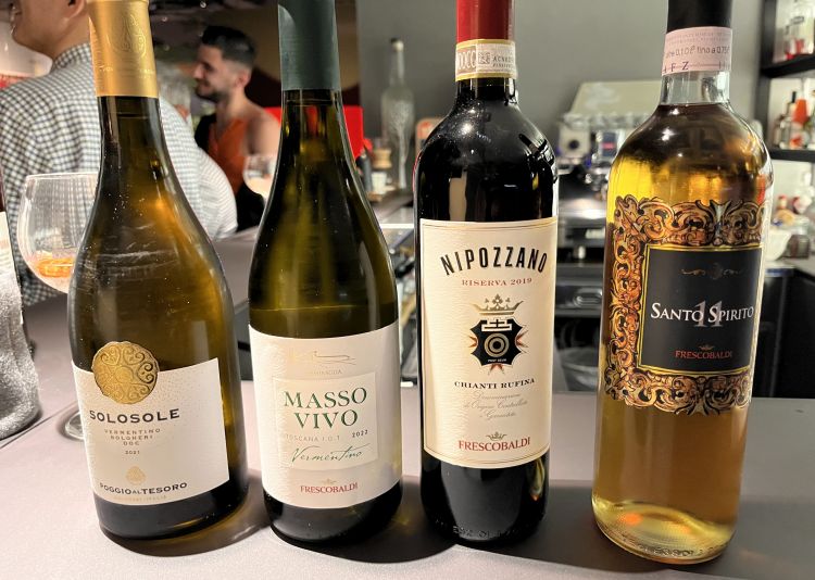 I vini, tutti toscani, in abbinamento ai 4 piatti del menu:
Vermentino Bolgheri Solosole Doc, Poggio Al Tesoro
Vermentino Massovivo - Tenuta Ammiraglia 2021, ​Marchesi Frescobaldi
Chianti Nipozzano Riserva - Castello Nipozzano 2019, Marchesi Frescobaldi
Santo Spirito 11, ​Marchesi Frescobaldi
