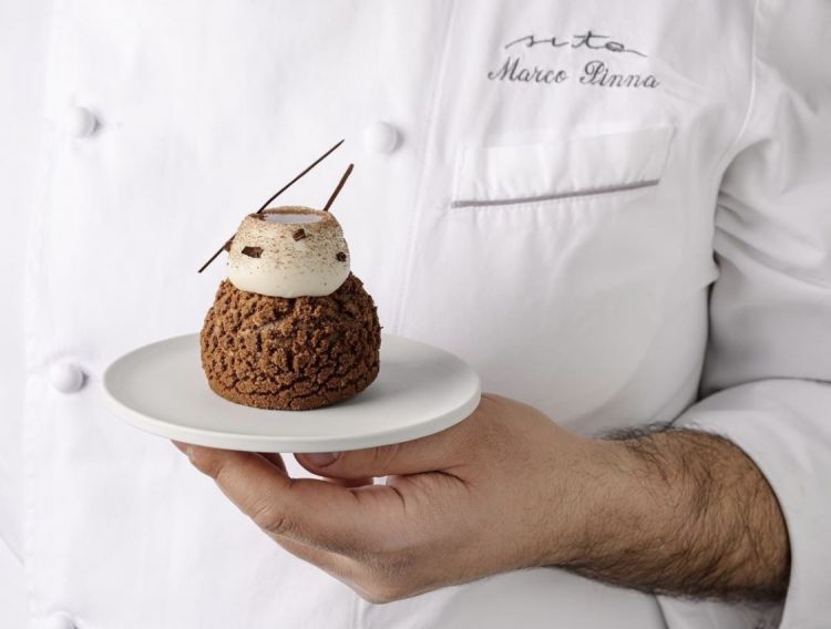 Tra le proposte dolci dell'executive pastry chef Marco Pinna, anche il Bignè al cioccolato, caramello salato e chantilly alla fava di cacao
