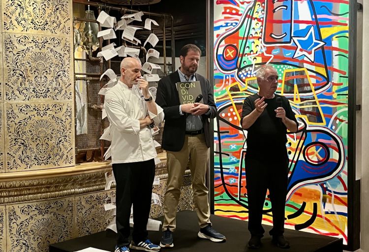 Era gremito di gente il ristorante Condividere nella Nuvola di Lavazza a Torino per la presentazione del libro che porta il nome del ristorante, firmato dal suo chef Federico Zanasi, in foto a sinistra. Con lui ci sono Marco Bolasco (fondatore della casa editrice Topic) e Ferran Adrià. Ci torneremo