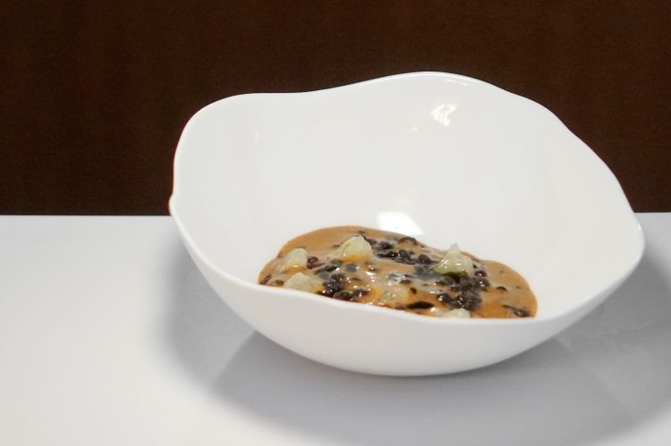 Lenticchia e pepe: lenticchia di Leonforte, miso di lenticchia e salsa al pepe. La base è un miso prodotto esclusivamente con lenticchie, senza l’aggiunta di riso o orzo, si utilizza la lenticchia nera di Leonforte, Presidio Slow Food, cotta in un brodo concentrato di verdure tostate. Il piatto viene completato con una salsa costruita attorno a diverse varietà di pepe, tra cui pepe lungo, Sarawak e Sichuan, olio all’alloro e limone servito a vivo. La moltiplicazione dei pepi serve a costruire complessità senza allontanarsi dalla nitidezza dell’ingrediente principale. E ci riesce! (Abbiamo pensato che il bergamotto ci sarebbe stato benissimo, al posto del limone)