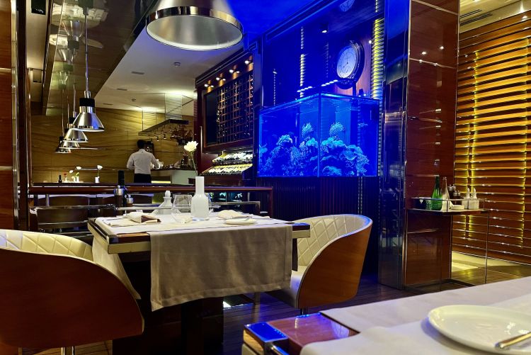 La sala del ristorante Magellan, ispirata ai viaggi del navigatore portoghese