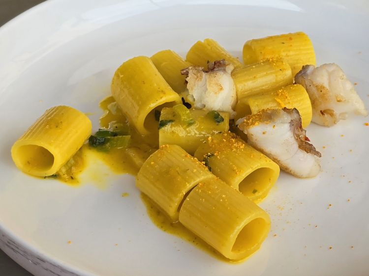 Mezzo rigatone con scorfano, zafferano e arancia