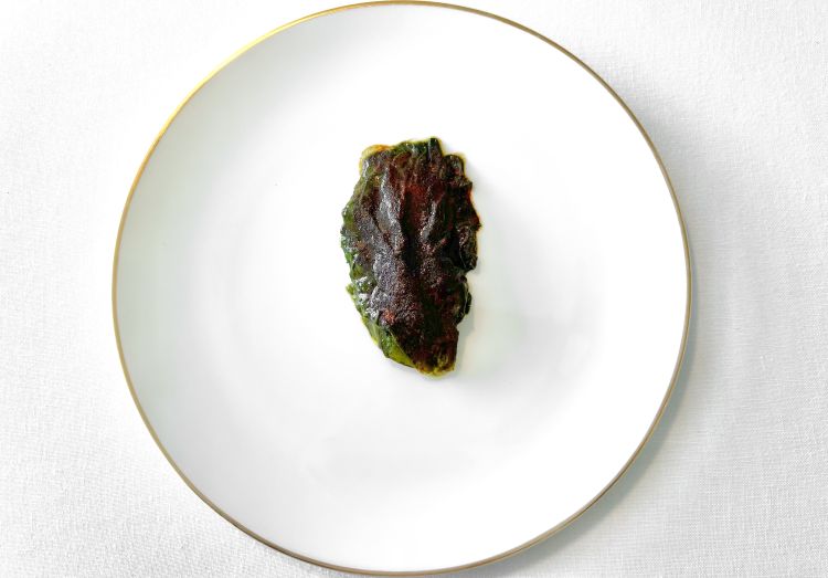 Lattuga e mandorla - La protagonista è la lattuga mortarella, varietà delle coste chietine abruzzesi: piccola, naturalmente croccante e sapida. Viene glassata con una riduzione dei suoi stessi succhi e servita su un’emulsione composta soltanto da mandorla e acqua. A chiudere, polvere disidratata di pomodoro ciliegino. Altro capolavoro: strepitosa intensità e armonia, croccantezza e sapidità. Il datterino fornisce quella nuance dolce che chiude il piatto