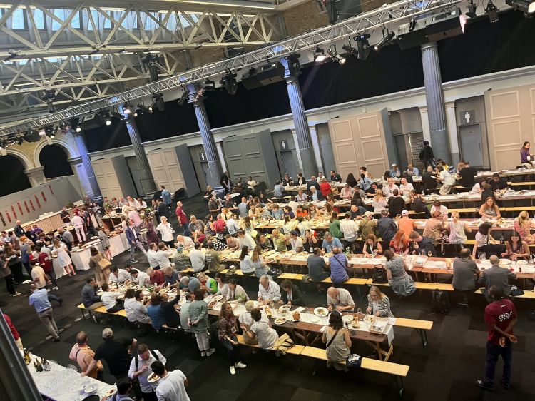 Il pranzo a 100 mani all'Old Billingsgate
