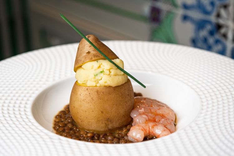 Patata di Letino farcita con ostriche su lenticchie e gamberetti