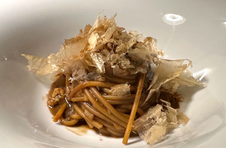 Spaghetto, aglio nero, scampi, zenzero e katsuobushi: piatto molto gustoso ed equilibrato
