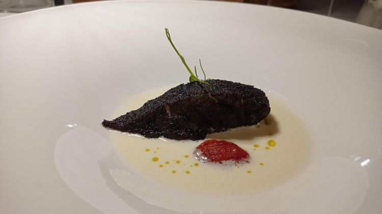 Spigola in crosta di pane nero, crema di mozzarella e pomodorini confit
