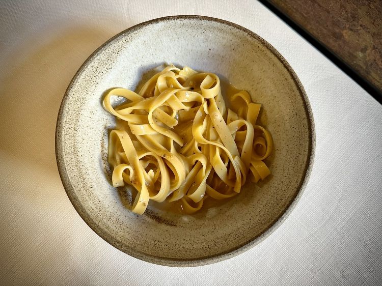 Tagliatelle mantecate in un ristretto di brodo di terza (cioè fatto con tre carni diverse), burro, parmigiano, pepe e limone: il fuori menu che piace, comfort ma anche stimolante