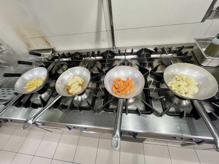 Le verdure di accompagnamento al pollo sono cotte in 4 padelle diverse