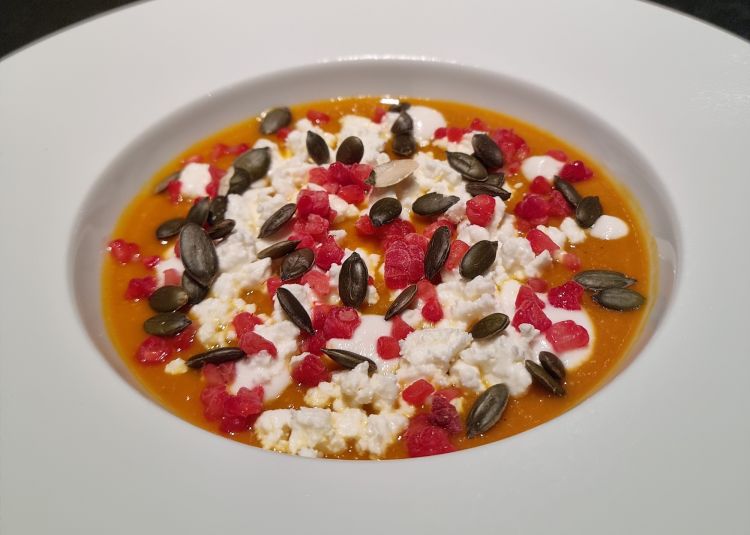 Zucca, semi tostati, mandorla, feta affumicata, lamponi ghiacciati
