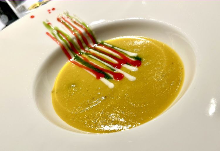 Summer ragout
The summery, deconstructed version of the popular ragout with polenta: “polenta has always accompanied our ragouts, whether of fish, meat or vegetables. In the soup, there is a ragout made of game bones, served with a corn soup - lighter than a polenta - and saucy streaks of parsley, celeriac and red onion