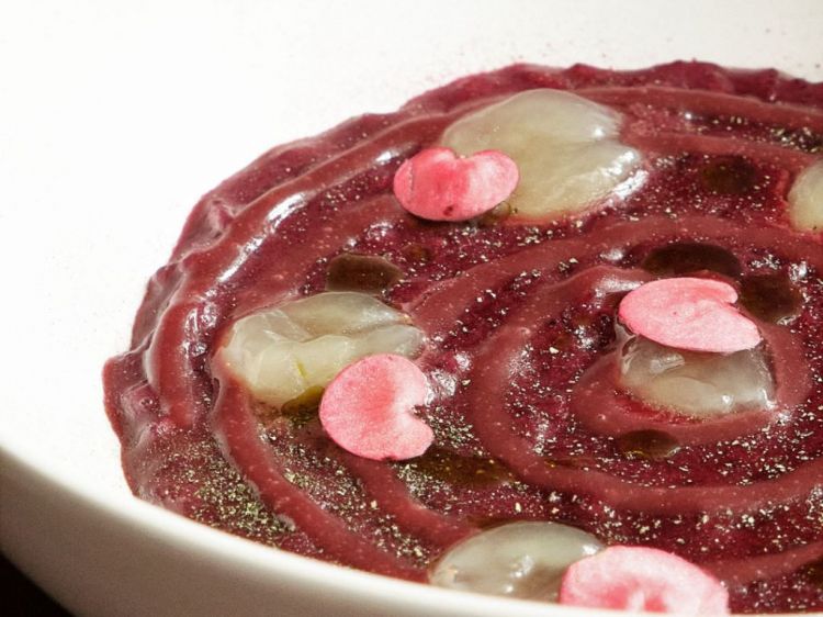 Tannico: uva fragola in burro, succo e coulis, con polvere di barbabietola e colatura di alici
