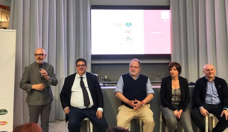 Da sinistra: Franco Pepe, di casa a Identità Golose Milano, Luciano Pignataro, Paolo Marchi, Barbara Guerra e Albert Sapere, durante la presentazione in via Romagnosi
