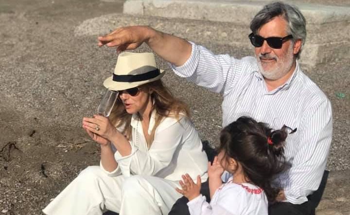 Scarselli sulla spiaggia de Il Bikini con la moglie Federica Pirchio e la figlia Maria Carolina
