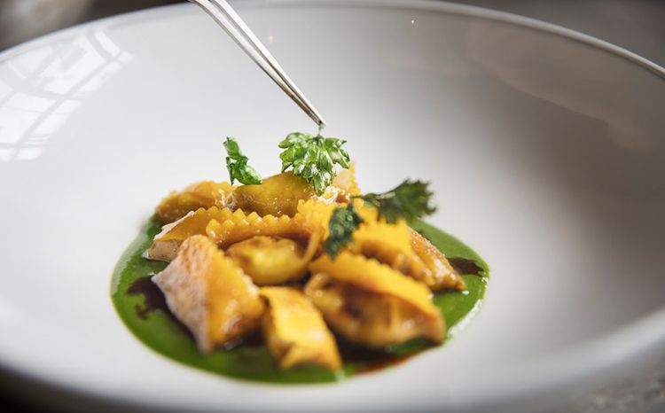 Agnolotti di guancia con salsa verde
