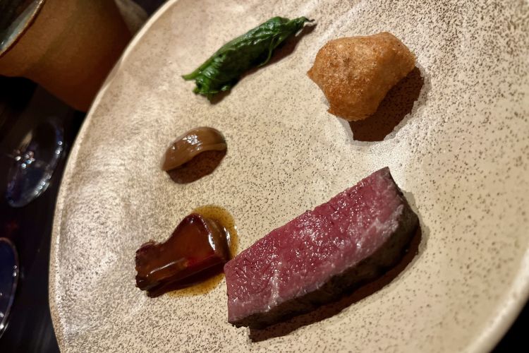 Retired dairy cow beef plate, letteralmente "Piatto di carne di mucca da latte in pensione"