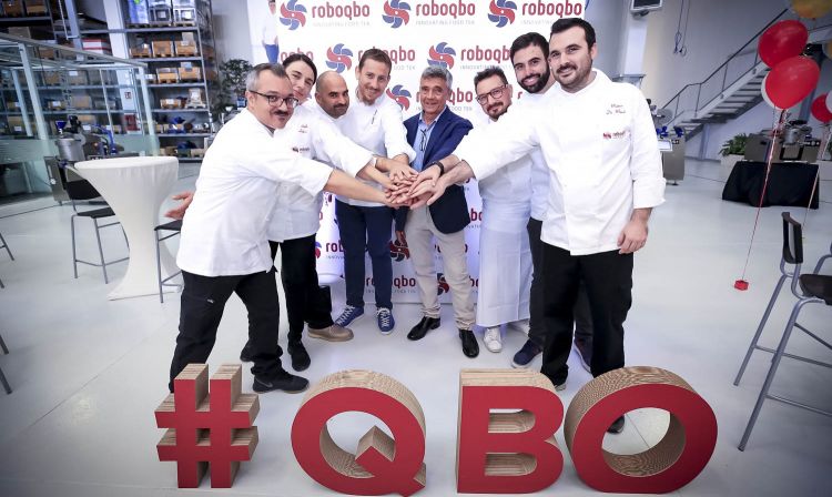 L’imprenditore Giuseppe Malavasi, al centro, insieme agli chef e tecnologi alimentari che ogni giorno mettono a punto nuove ricette all’interno dell’azienda Roboqbo