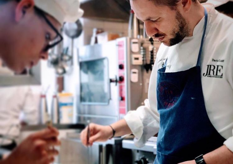 Dario Guidi al lavoro. Col fratello Diego in sala,