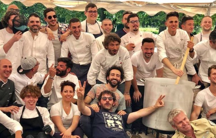 Foto di gruppo dei cuochi che hanno cucinato il ri