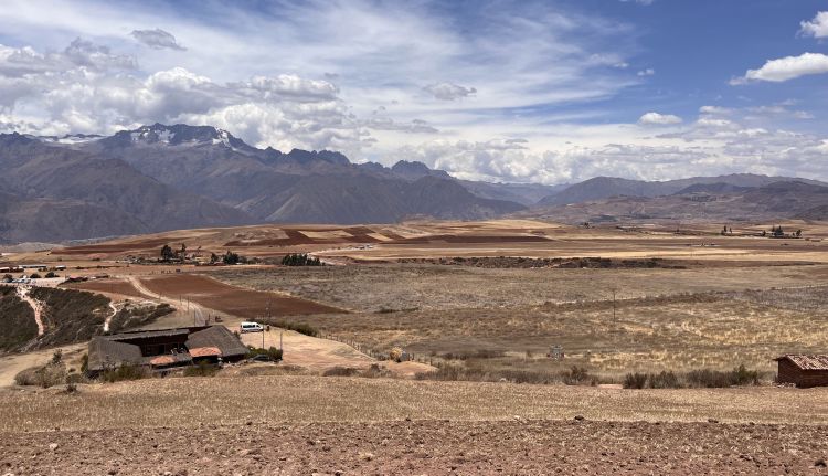 Below left, the Mil//Mater Iniciativa complex, designed by architect Rafael Freyre in Moray, 3,568 metres above sea level