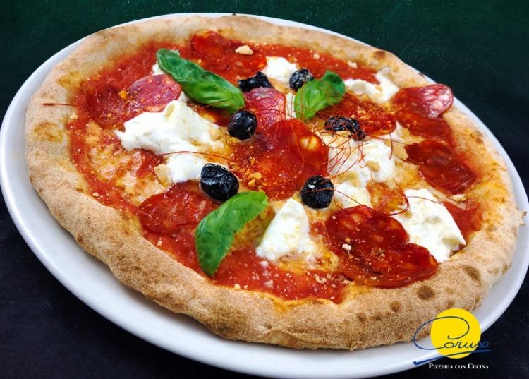 La pizza Cosentina: soppressata di suino nero calabrese, burrata, olive nere al forno, granella di tarallo al finocchietto.
