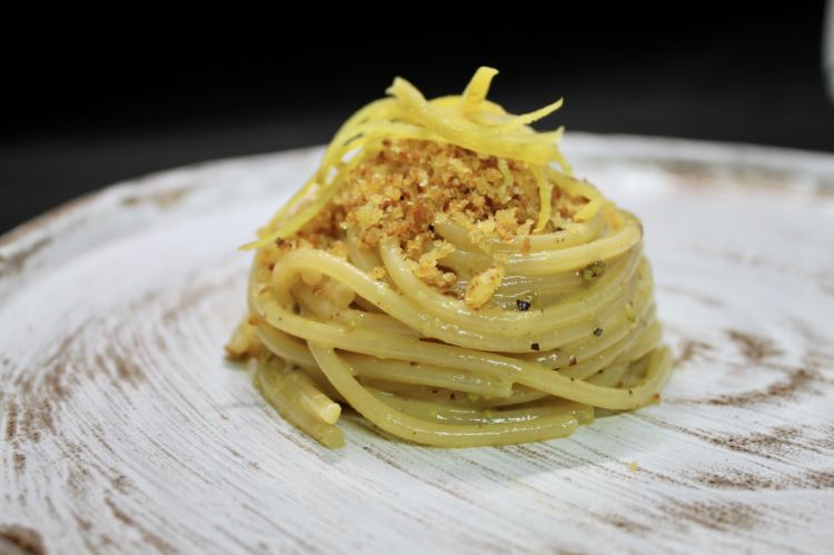 Lo storico spaghettone con colatura di alici e limone candito - credit Farmacia dei Sani
