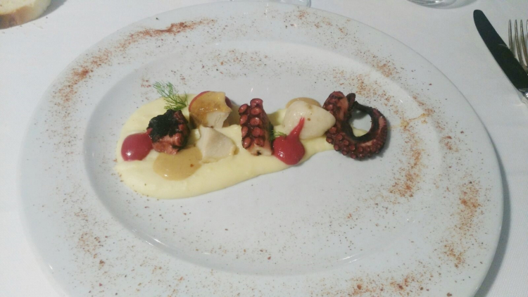 Polpo brasato con funghi porcini, la sua riduzione, crema di rapa rossa e crema di patate