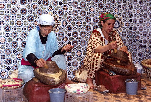 Lavorazione tradizionale dell'olio di argan: è affidata a donne riunite in cooperative
