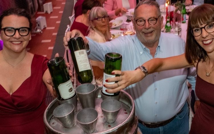 La nascita di Una storia lunga 50 vendemmie: Angela, Fausto e Maria Vittoria Maculan versano le loro bottiglie nella barrique celebrativa