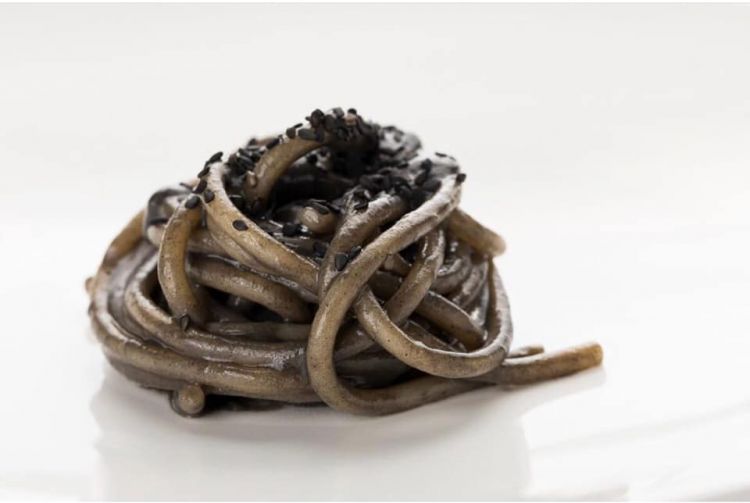 Spaghettone al nero di sesamo, colatura di alici e