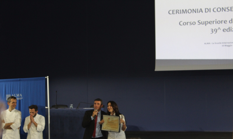 La consegna del diploma da parte di Andrea Sinigaglia, direttore generale di ALMA

