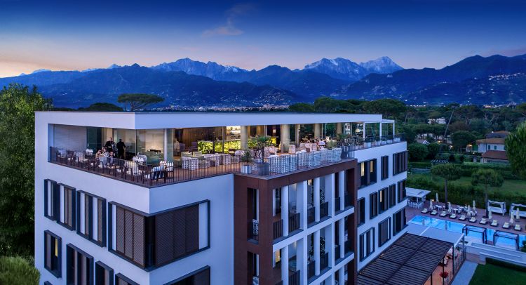 La terrazza del Principe Forte dei Marmi, con una vista veramente unica sulle Alpi Apuane